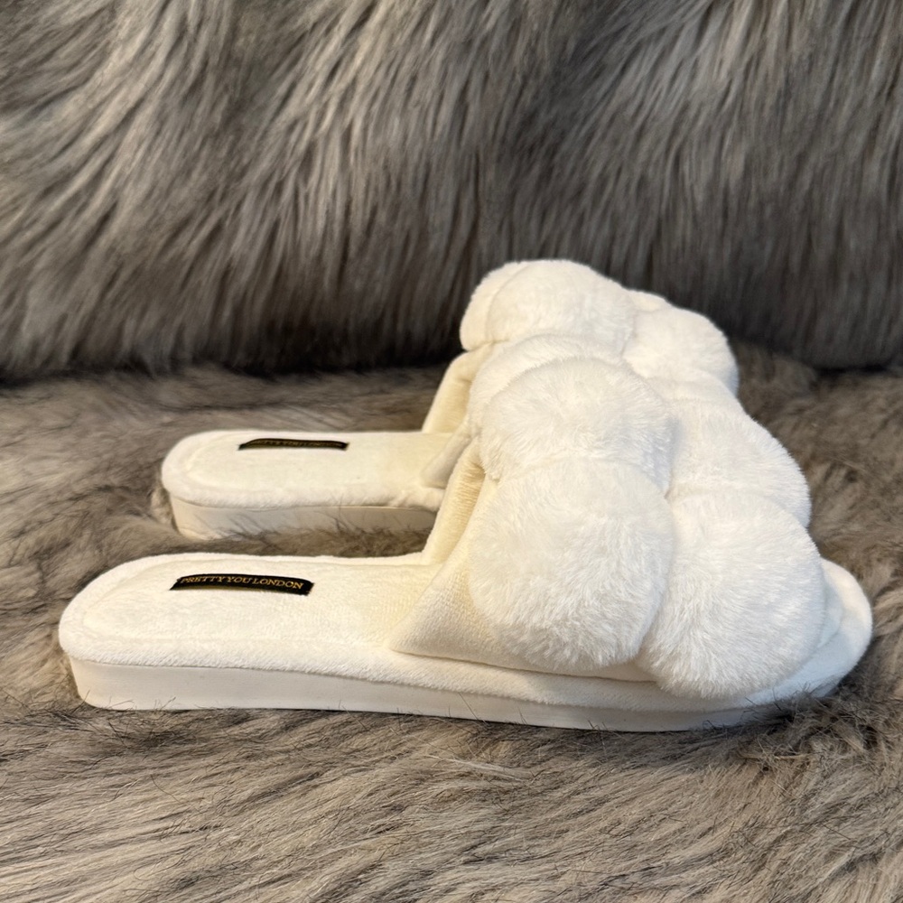 PRICE FIRM Pretty You London White Fluffy Women's Slippers Size M